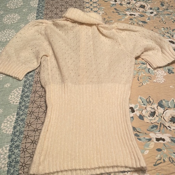 Size small, feminine light sweater - Picture 5 of 5
